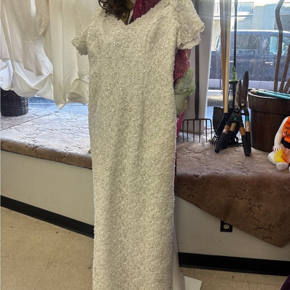 Gloria Vanderbilt wedding dress  back zipper needs to be fixed size 16